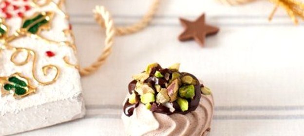 Шоколадные меренги под апельсиновым шоколадом и фисташковой крошкой