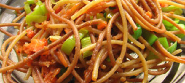 Жареные спагетти с овощами