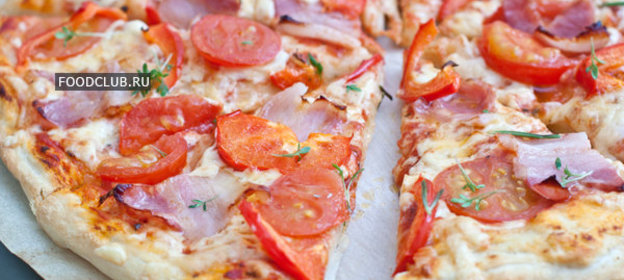 Пицца с помидорами и беконом