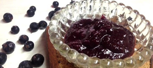 Сливовый соус со смородиной