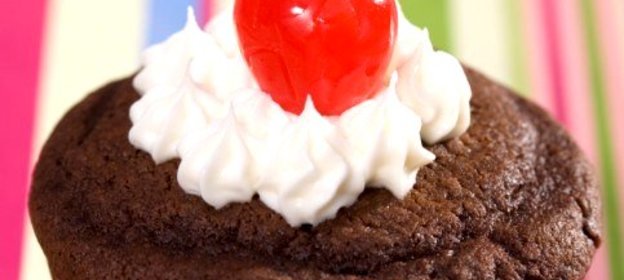 Шоколадные капкейки из рутбира с ванильными шариками и взбитыми сливками