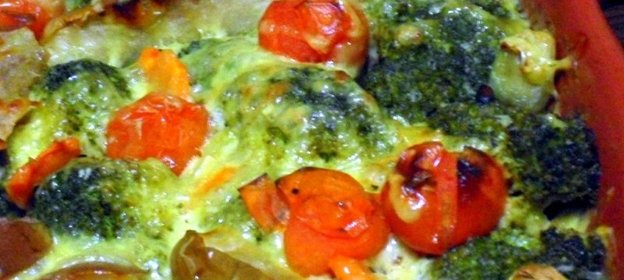 Мясные тефтели, запеченные под овощной шубой и молочным соусом