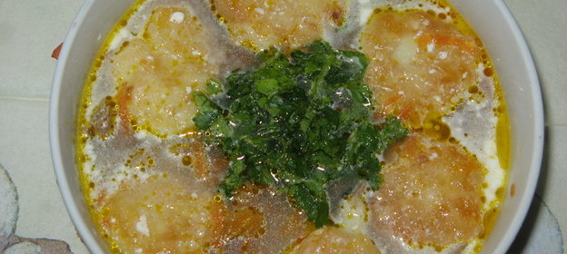 Мясной бульон с сырными лепешками