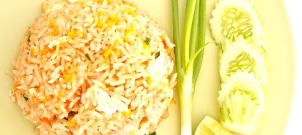 Жареные овощи с рисом и яйцом