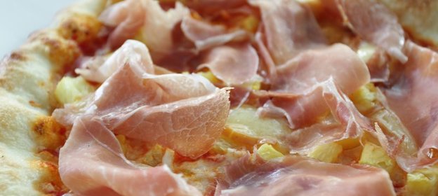 Пицца с ветчиной и сыром