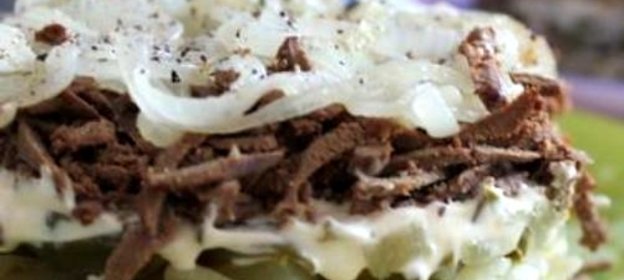 Салат из отварной печени