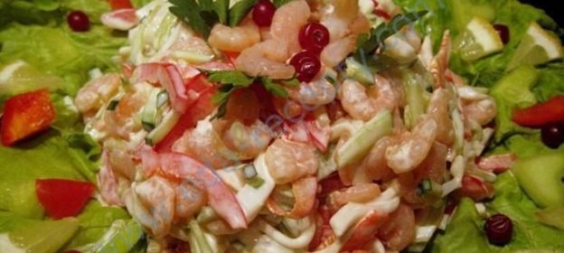 Вкусный салат с креветками и кальмарами