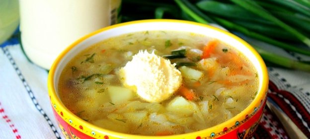 Щи из молодой капусты на курином бульоне