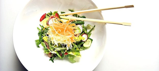 Азиатский салат из говядины с кунжутной заправкой