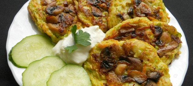 Морковно-кабачковые оладьи с припеком из грибов