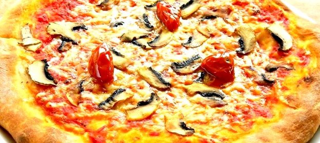 Пицца с шампиньонами и помидорами