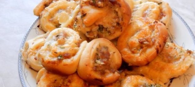 Булочки-завитушки с мясом и сыром