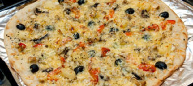 Пицца куриная с ананасами