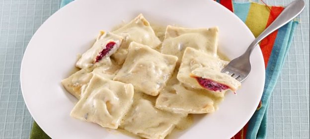 Равиоли со свеклой в соусе из горгонзолы