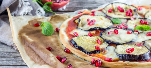 Пицца с баклажаном, моцареллой и гранатом