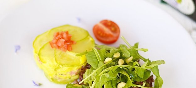 Запеканка из кабачка с копченым лососем и зеленым салатом