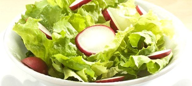 Салат из латука, редиса и кедровых орешков с цитрусовой заправкой