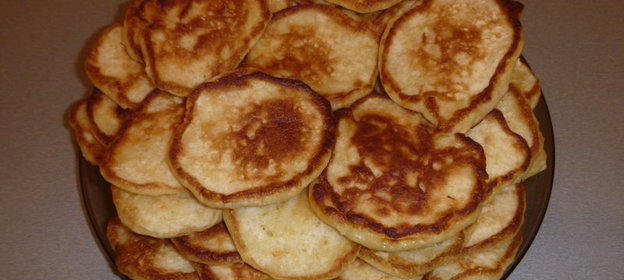 Оладьи на сыворотке с яблоками