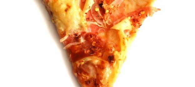 Пицца с красным луком