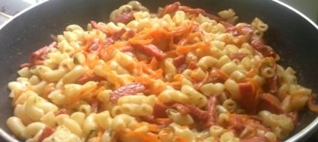 Подлива к макаронам с колбаской и горчицей