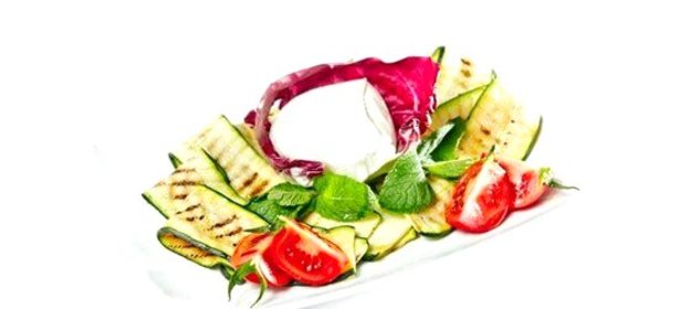 Салат с моцареллой и цукини