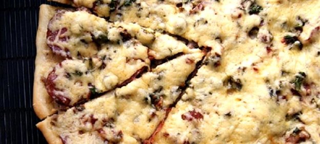 Пицца с фаршем и колбасой