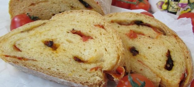 Томатный хлеб с вялеными помидорами