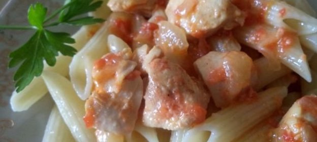 Паста с курицей и помидорами