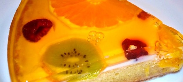 Бисквитный торт с желе и фруктами