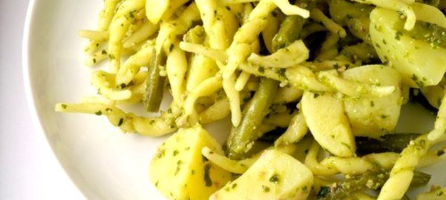 Паста с соусом песто, картофелем и зелеными бобами