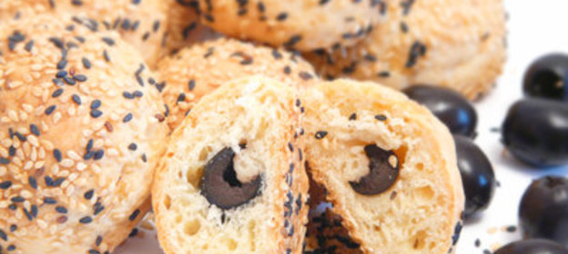 Сырные булочки с начинкой из маслин