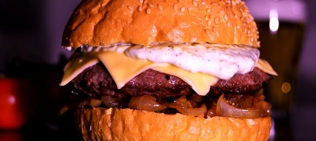 Чизбургер с карамелизованным луком с бальзамическим уксусом и соусом тар-тар