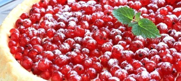 Сладкая пицца с красной смородиной