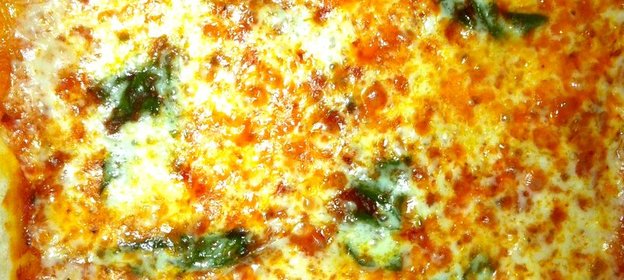 Пицца «Маргарита» с базиликом