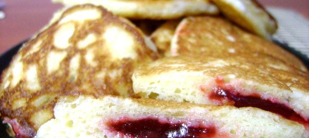 Дрожжевые оладьи с малиновой начинкой