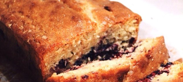 Сочный лимонный кекс с черной смородиной