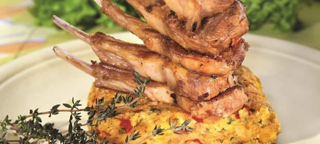 Бараньи ребрышки с галетами из хлеба и овощей