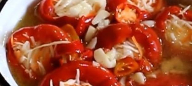 Перец, фаршированный капустой, в маринаде