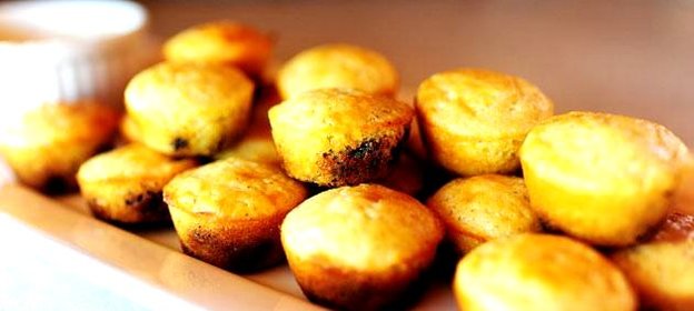 Кукурузные мини-маффины с черникой и ванильным маслом