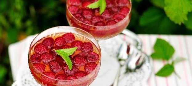 Желе из игристого вина с ягодами