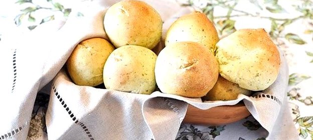 Булочки с соусом Песто
