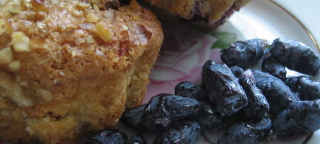 Маффины с жимолостью и ореховой посыпкой