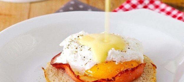 Булочка с беконом и яйцом