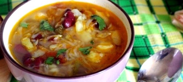 Щи из квашеной капусты с фасолью