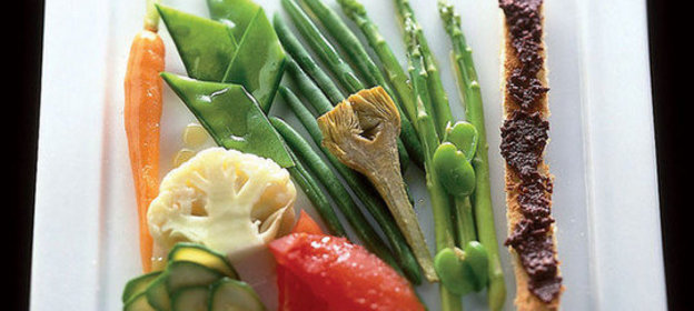 Теплые овощи с тапенадой