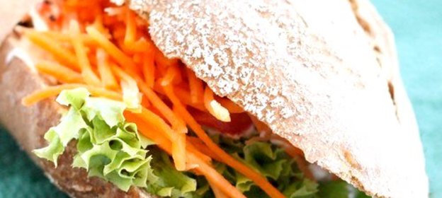 Булочки с морковной начинкой и хумусом