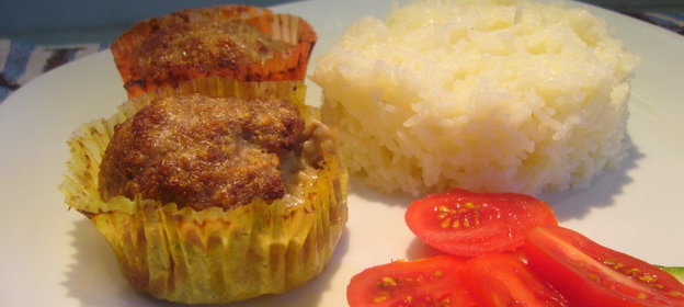 Мясные маффины с начинкой из камамбера