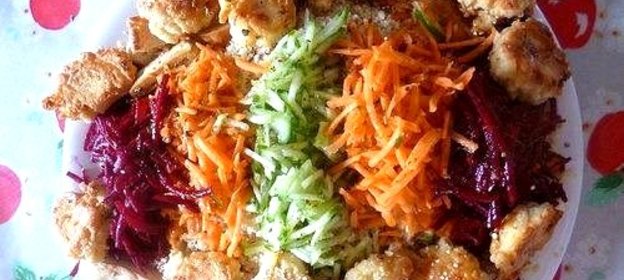 Тертый овощной салат радуга с оладьями, сыром Фета и сезамом от Джейми Оливера