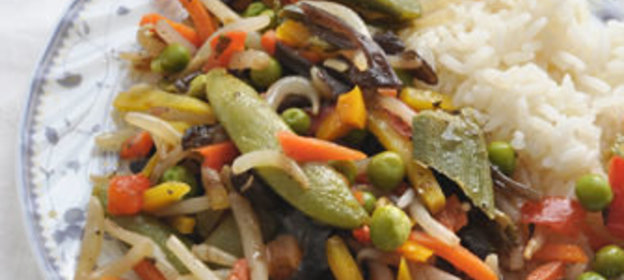 Овощи с черным чесноком и рисом