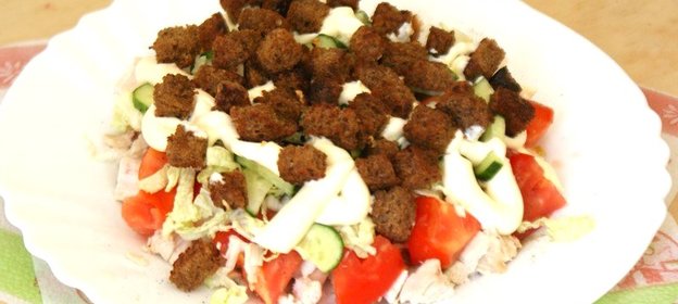 Овощной салат с куриной грудкой и сухариками